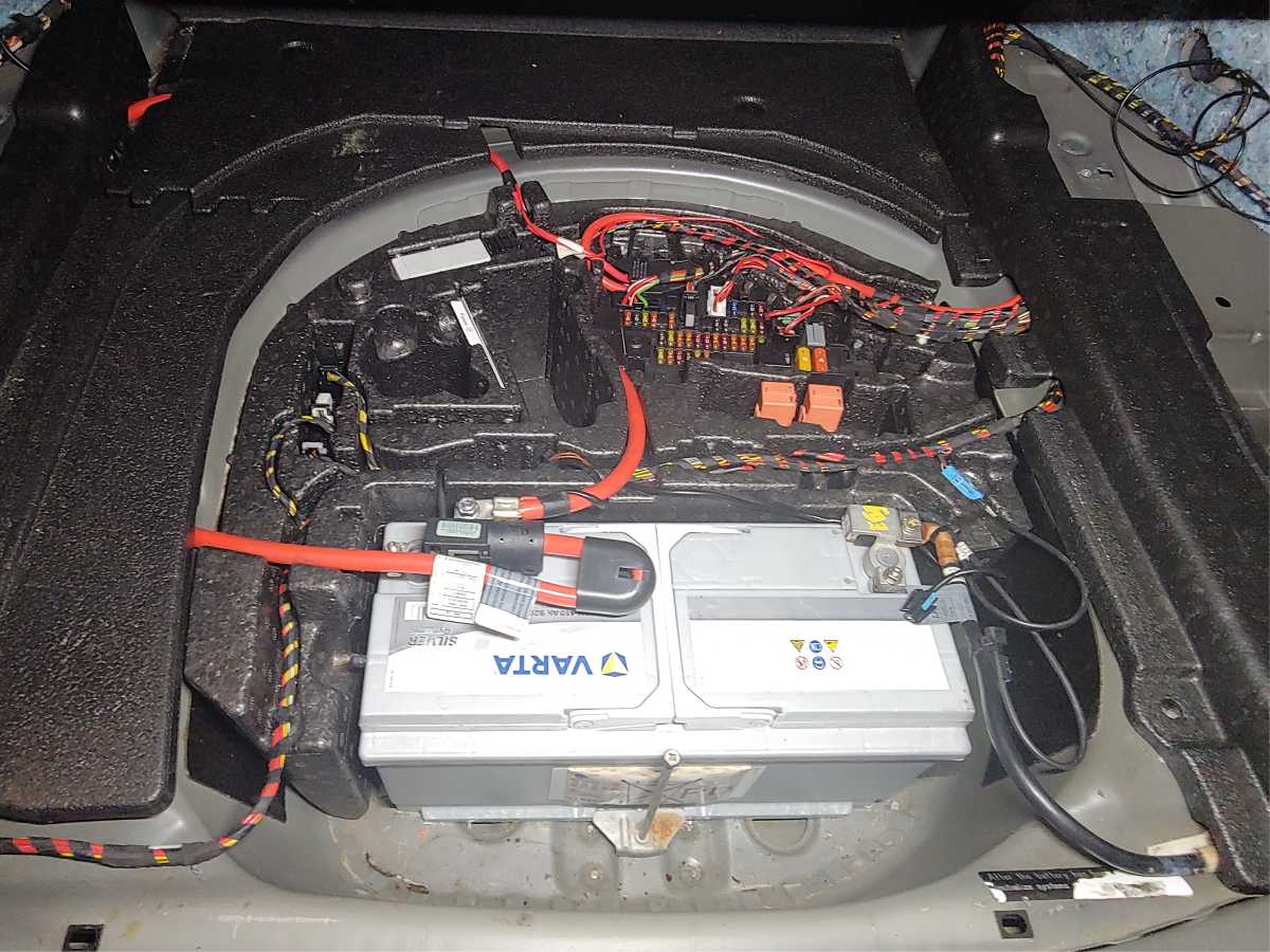 BMW645 Fusebox in Boot